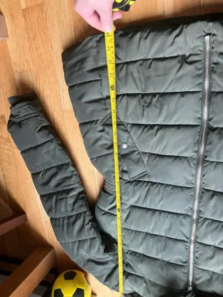 Abrigo plumífero verde oliva con capucha