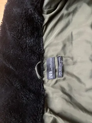 Abrigo plumífero verde oliva con capucha