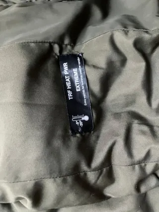 Abrigo plumífero verde oliva con capucha