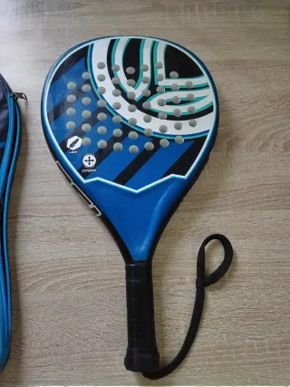 Raqueta de pádel con 2 fundas