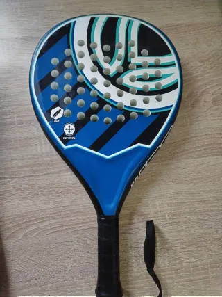 Raqueta de pádel con 2 fundas