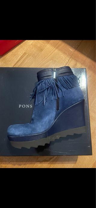 Botín azul con flecos y cuña