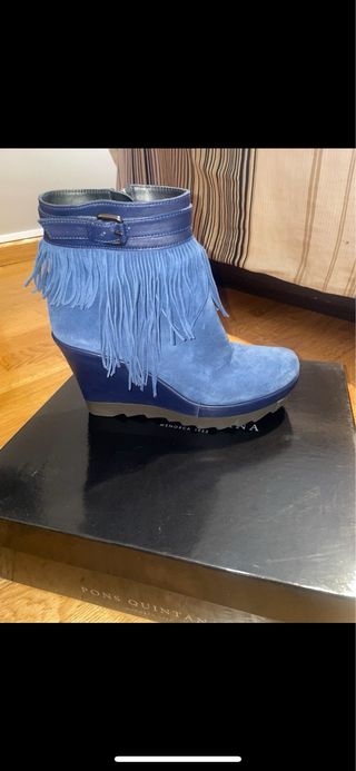 Botín azul con flecos y cuña
