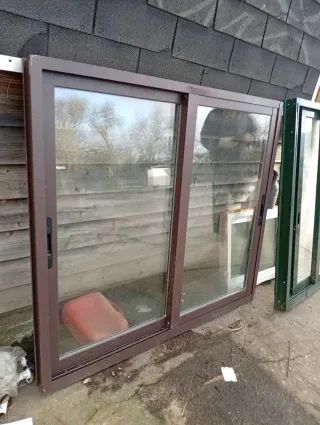 Ventana corredera de hierro marrón