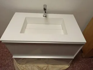 Mueble de baño blanco brillo con grifo