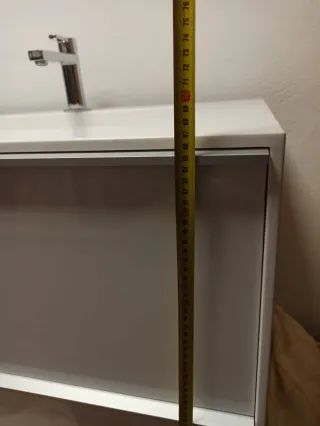 Mueble de baño blanco brillo con grifo