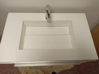 Mueble de baño blanco brillo con grifo