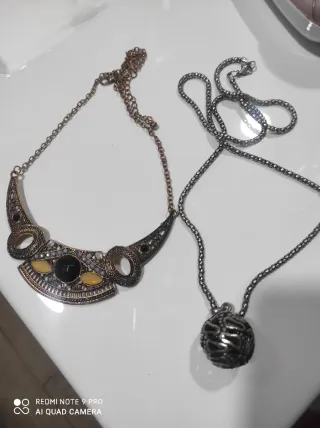 Colgantes dorados y plateados