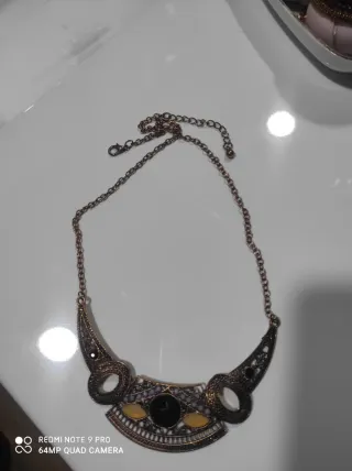 Colgantes dorados y plateados