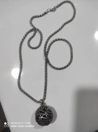 Colgantes dorados y plateados