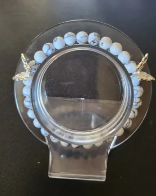 Pulsera de cuentas blancas con mariposas plateadas