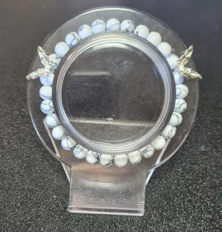 Pulsera de cuentas blancas con mariposas plateadas