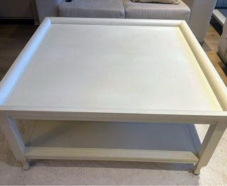 Mesa de centro blanca de madera 1metro por 1metro