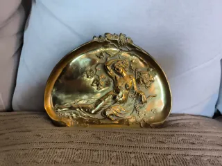 Plato estaño Art Nouveau mujer uvas