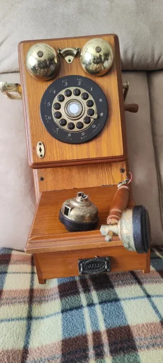 Teléfono antiguo Daklin madera y latón