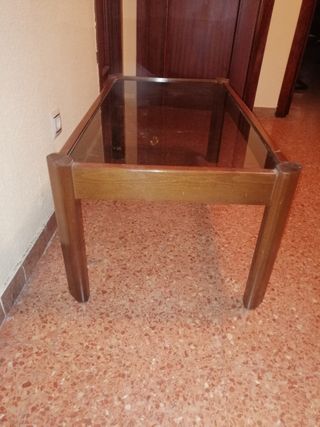 Mesa baja de salón de madera y cristal.