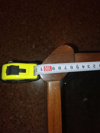 Mesa baja de salón de madera y cristal.