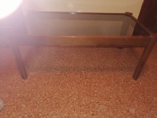 Mesa baja de salón de madera y cristal.