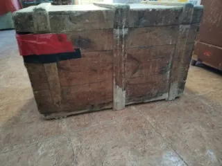 Baúl antiguo de madera y metal