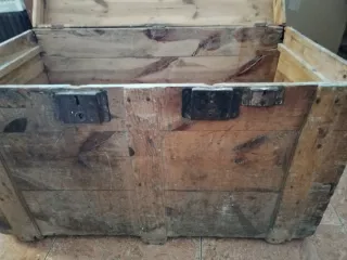 Baúl antiguo de madera y metal