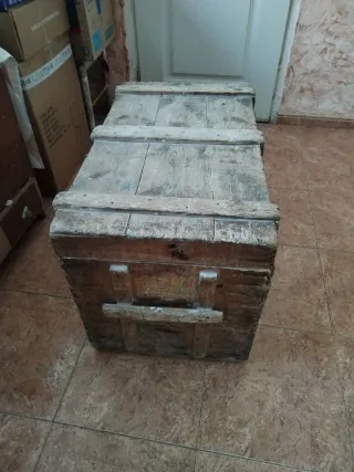 Baúl antiguo de madera y metal