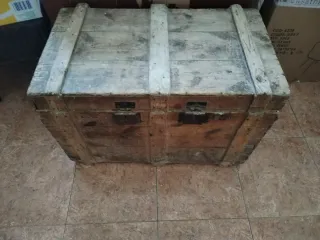 Baúl antiguo de madera y metal