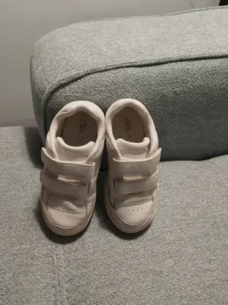 Zapatillas infantiles Zara Talla 25 Velcro Blancas