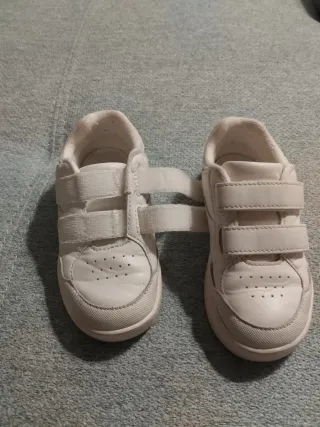 Zapatillas infantiles Zara Talla 25 Velcro Blancas