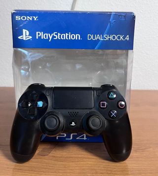 PS4 1Tb con mando y juegos COMO NUEVA