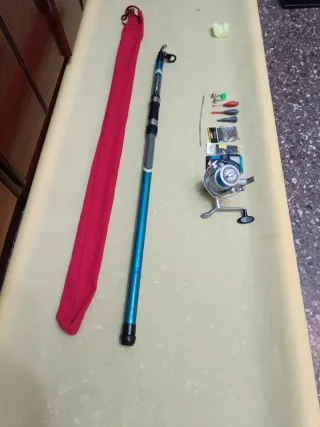 Caña de pescar, carrete y accesorios