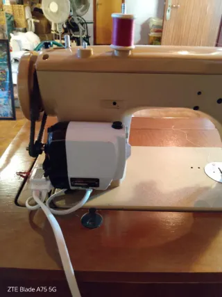 Máquina de coser SINGER 237 con armario
