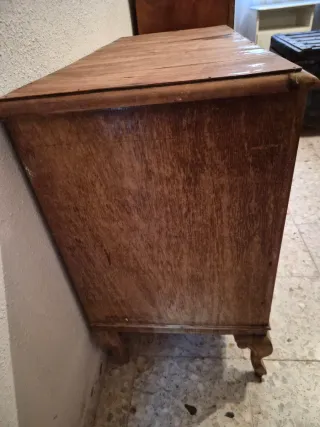 Cómoda antigua de madera para restaurar