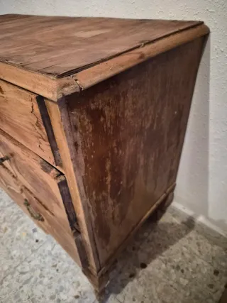Cómoda antigua de madera para restaurar