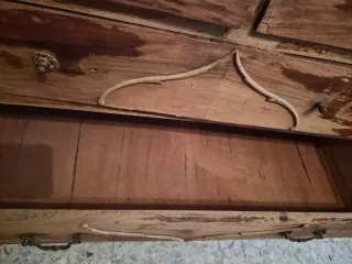 Cómoda antigua de madera para restaurar