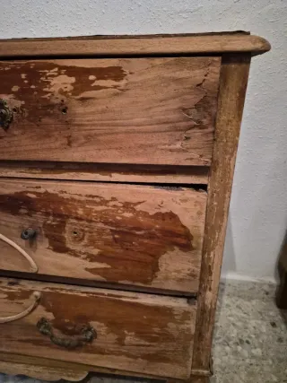 Cómoda antigua de madera para restaurar