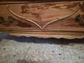 Cómoda antigua de madera para restaurar