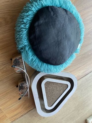 Cama gato, rascador y bebedero acero inoxidable.