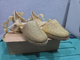 Alpargatas doradas con lazo