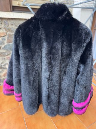 Abrigo de piel natural negro con detalles fucsia
