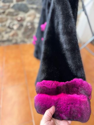 Abrigo de piel natural negro con detalles fucsia