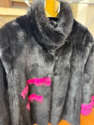 Abrigo de piel natural negro con detalles fucsia