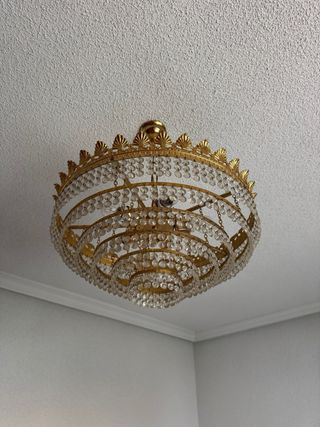 Lámpara de araña dorada con cristales