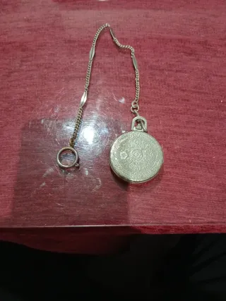 Reloj de bolsillo antiguo con cadena