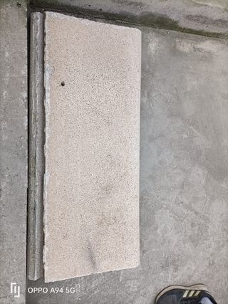 Borde de piscina piedra y metal