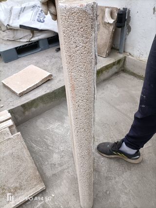 Borde de piscina piedra y metal