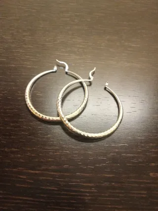 Pendientes de aro de plata martillada