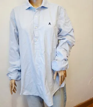 Camisa azul con logo calavera