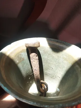 Campana antigua gruesa y pesada