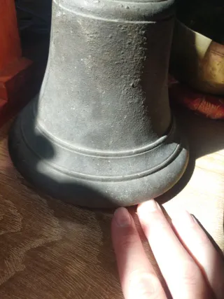 Campana antigua gruesa y pesada