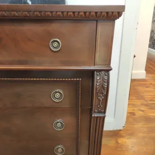 Cómoda de madera noble con detalles dorados